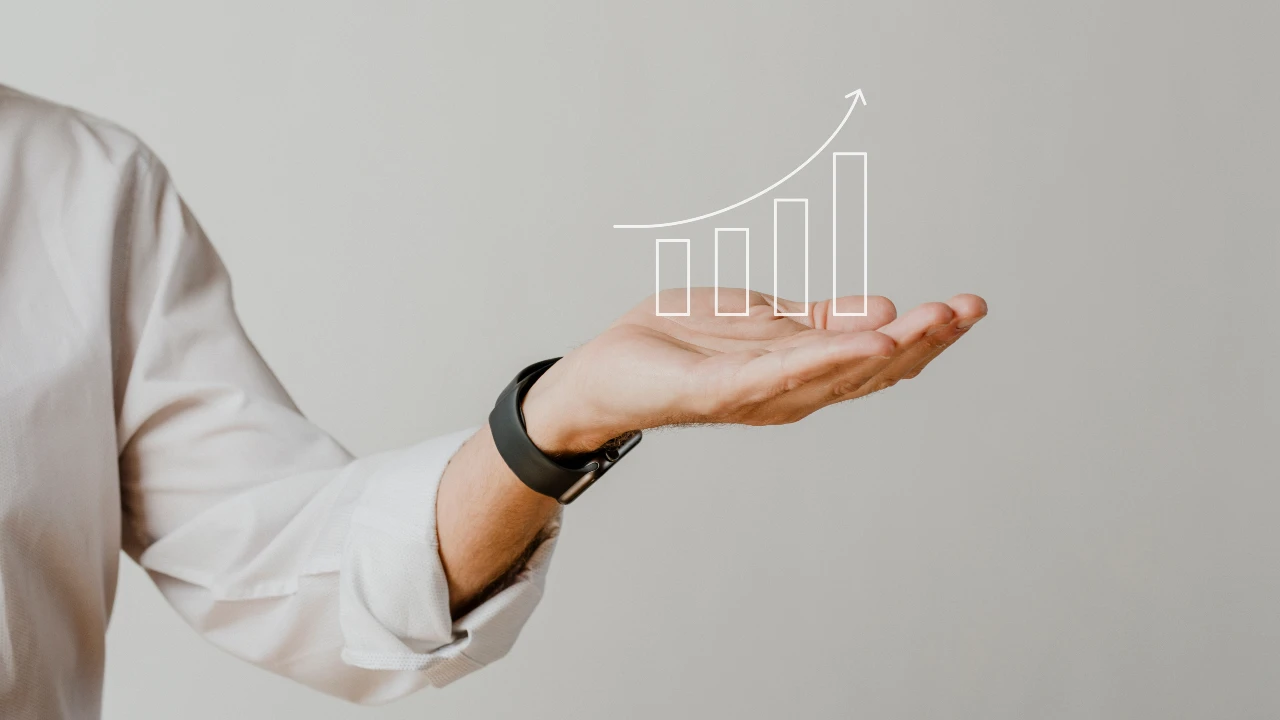 mão segurando um gráfico em crescimento simbolizando aumento nas vendas
