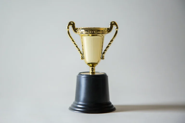 foto de um troféu isolado em um fundo branco