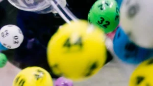 Sorteio de bolas de loteria coloridas