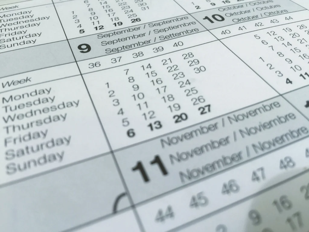 Calendário impresso com datas de setembro a novembro, refletindo a passagem do tempo.