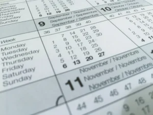 Calendário impresso com datas de setembro a novembro, refletindo a passagem do tempo.